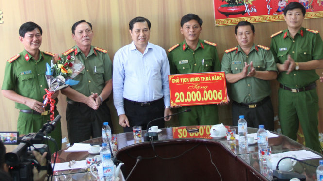 Chủ tịch UBND TP Đà Nẵng thưởng nóng lực lượng công an quận Thanh Khê - Ảnh: ĐOÀN CƯỜNG