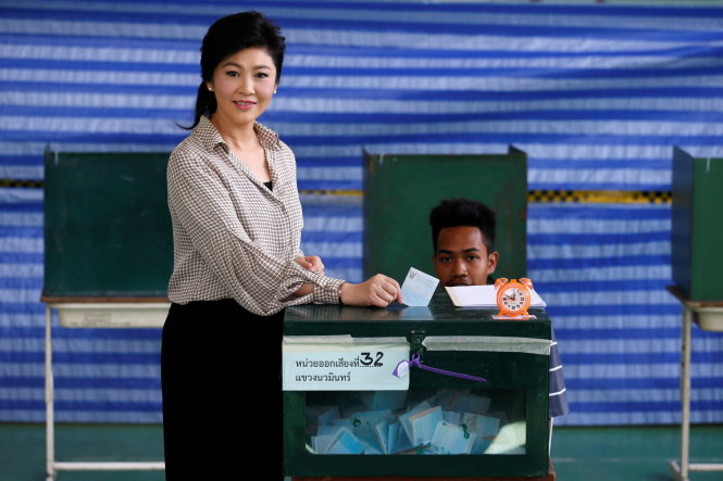 Cựu thủ tướng Yingluck Shinawatra bỏ phiếu ở Bangkok - Ảnh: Reuters