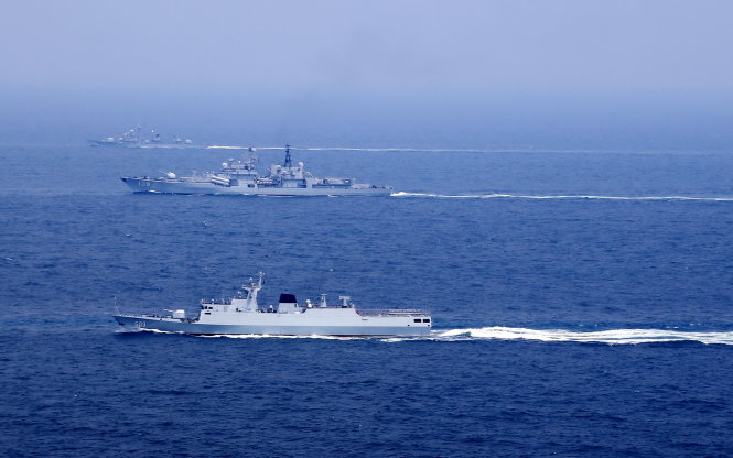 Các tàu chiến Trung Quốc tập trận trên biển Hoa Đông từ ngày 1-8. Đợt tập trận bắn đạn thật này rất quy mô với hơn 300 tàu chiến, tàu ngầm và hàng chục máy bay. Từ sau phán quyết của Tòa trọng tài quốc tế, Bắc Kinh tỏ ra hung hăng hơn - Ảnh: Reuters