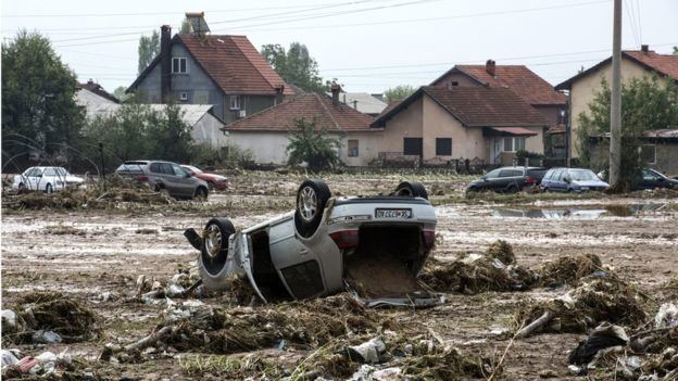Ô tô lật ngửa ở Macedonia sau bão, lũ - Ảnh: EPA