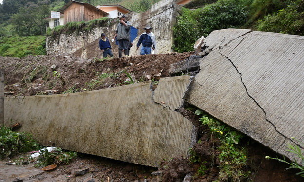 Người dân ở Veracruz kiểm tra thiệt hại sau bão - Ảnh: REUTERS