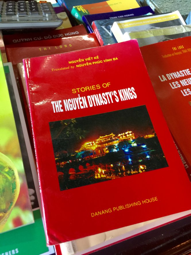 Cuốn sách này của Nguyễn Viết Kế được quầy sách hậu điện di tích cung Diên Thọ đẩy giá gấp ba lần, từ 50.000 đồng lên 150.000 đồng - Ảnh: THÁI LỘC
