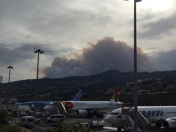 Tại sân bay Funchal, nhiều chuyến bay bị hủy hoặc hoãn khiến các hành khách phải qua đêm ở sân bay - Ảnh: Mirror/Twitter