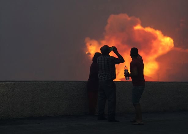 Người dân chụp lại khoảnh khắc đáng sợ của đám cháy rừng - Ảnh: REUTERS