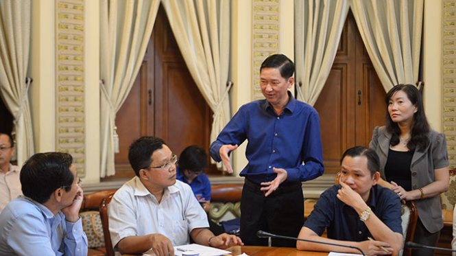 Phó chủ tịch UBND TP.HCM Trần Vĩnh Tuyến ( áo xanh đứng giữa) trao đổi bên lề với đại diện sở ban ngành về đầu tư nhà vệ sinh công cộng trên địa bàn thành phố - Ảnh: TỰ TRUNG