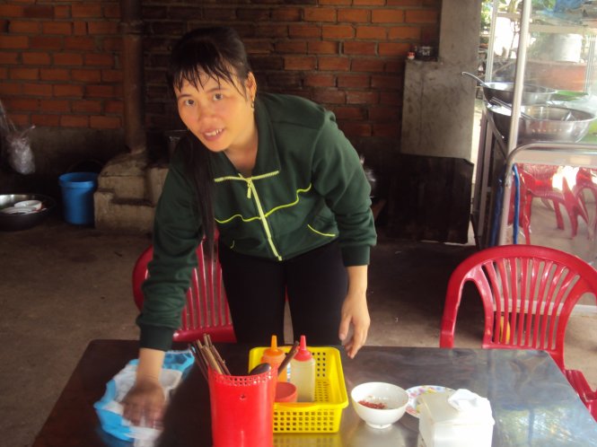 Cô Nguyễn Thị Quyên phụ mẹ chồng dọn hàng bán bún riêu ở nhà - Ảnh: N.HẠNH