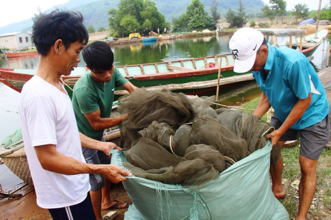 Ngư dân xã Lộc Vĩnh, huyện Phú Lộc, tỉnh Thừa Thiên - Huế thu lưới đánh cá, không ra biển nữa - Ảnh: NHẬT LINH