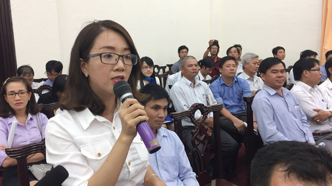 Bà Hứa Quỳnh Như phản ảnh việc bị gây khó khăn trong việc xin cấp giấy phép lao động cho lao động nước ngoài tại buổi đối thoại - Ảnh: CHÍ QUỐC