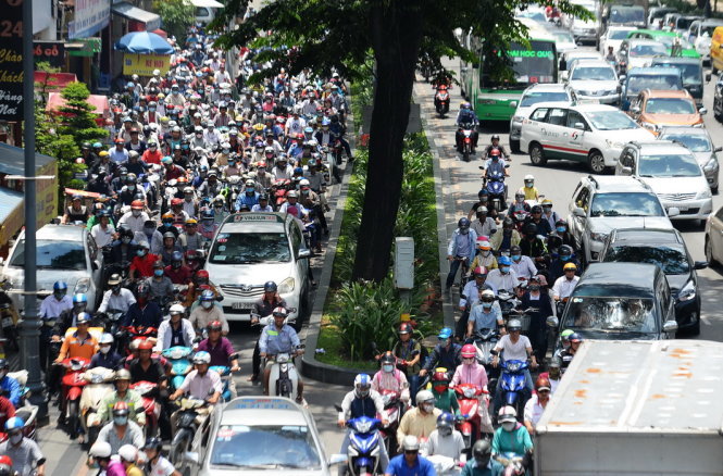 Mặc dù được mở rộng thêm làn đường nhưng đường Trần Quốc Hoàn thường xuyên kẹt xe - Ảnh: HỮU KHOA