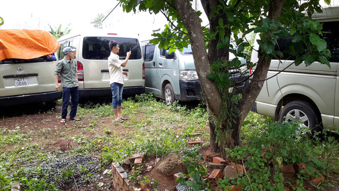 Dàn xe của Việt Thanh bị bỏ tại bãi nhiều tháng nay chờ Sở GTVT Đắk Lắk cấp lại phù hiệu để hoạt động - Ảnh: B.D.