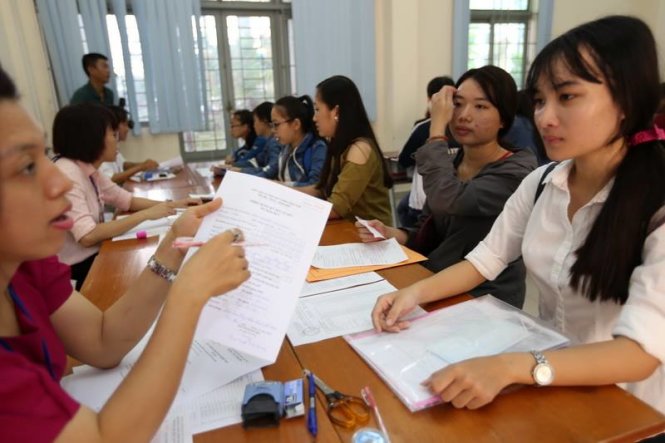 Thí sinh nộp hồ sơ đăng ký xét tuyển tại Trường ĐH Sài Gòn - Ảnh: NHƯ HÙNG