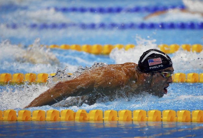 Phelps thi đấu 100m bướm ở đợt bơi chung kết nội dung 4x100m hỗn hợp tiếp sức. Ảnh: REUTERS