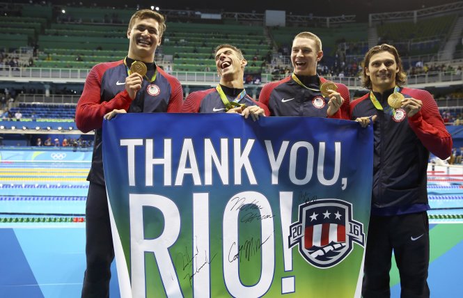 Phelps (thứ hai từ trái sang) cùng các đồng đội trên bục nhận huy chương. Ảnh: REUTERS