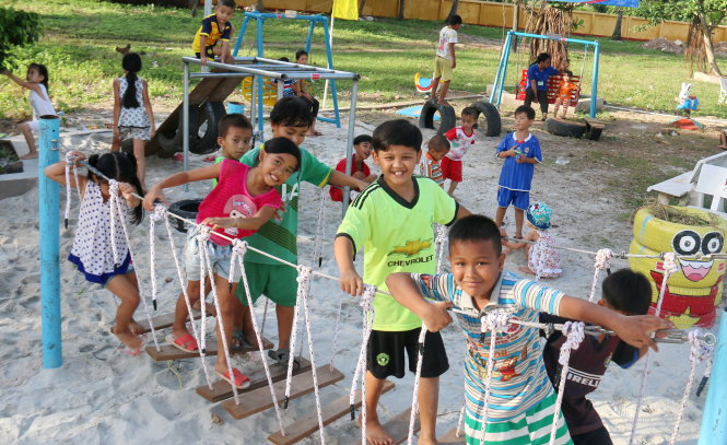 Trẻ em Thổ Chu nô đùa bên sân chơi ở ấp Bãi Ngự do các sinh viên TP.HCM thiết kế, xây dựng - Ảnh: NGỌC HIỂN
