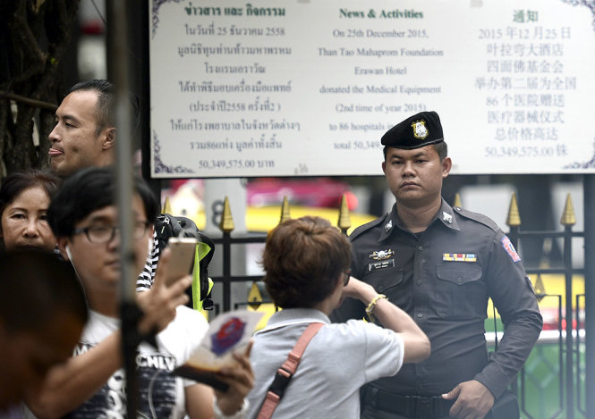 Sau một loạt vụ đánh bom nhắm vào các địa điểm du lịch ở miền nam Thái Lan, lực lượng cảnh sát phải tăng cường ở các điểm du lịch. Trong ảnh: cảnh sát Thái tại đền Erawan, thủ đô Bangkok ngày 13-8 - Ảnh: AFP