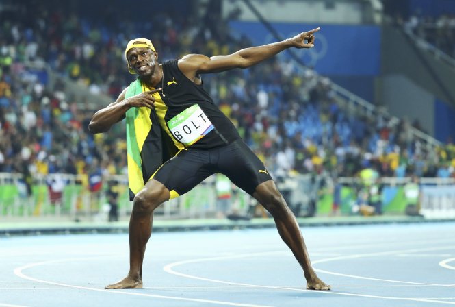 Bolt ăn mừng kiểu giương cánh cung quen thuộc. Ảnh: REUTERS