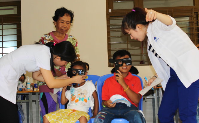 200 bạn học sinh của nhiều xã tại huyện Bình Chánh (TP.HCM) đã được kiểm tra và tư vấn điều trị các bệnh về mắt - Ảnh: Q.L.