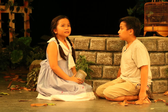 Gia Bảo (vai Kha) và Hà Mi (vai Hồng Hoa) - hai diễn viên nhí diễn xuất rất thành công trong vở kịch Thiên thần nhỏ của tôi. Vở sẽ diễn suất kế tiếp vào đêm 16-9 tại sân khấu Hồng Hạc - Ảnh: ĐÌNH KHANG