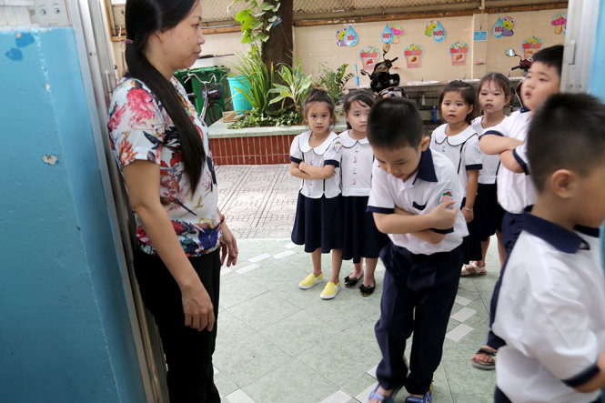 Cô Vũ Thị Duyên đang tập nề nếp chào cô giáo khi vào lớp cho học sinh lớp 1/4 trường tiểu học Trần Bình Trọng Q5, TP.HCM trong ngày tựu trường