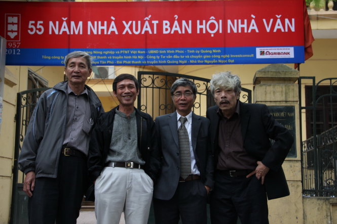 Nhà văn Trung Trung Đỉnh (thứ ba từ trái qua() tại NXB Hội nhà văn - Ảnh: NGUYỄN ĐÌNH TOÁN