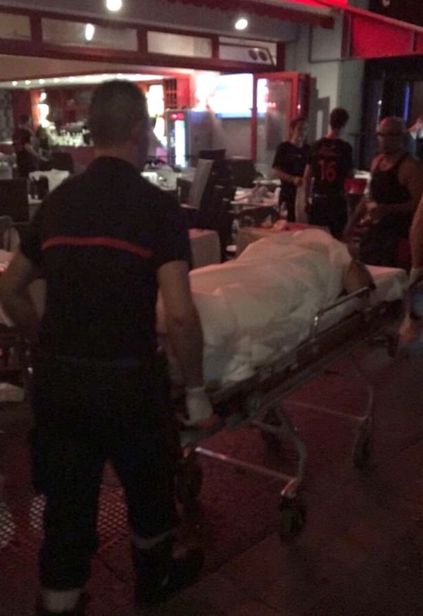 Một người bị thương được đưa đi cấp cứu - Ảnh:Twitter/stephane calvo