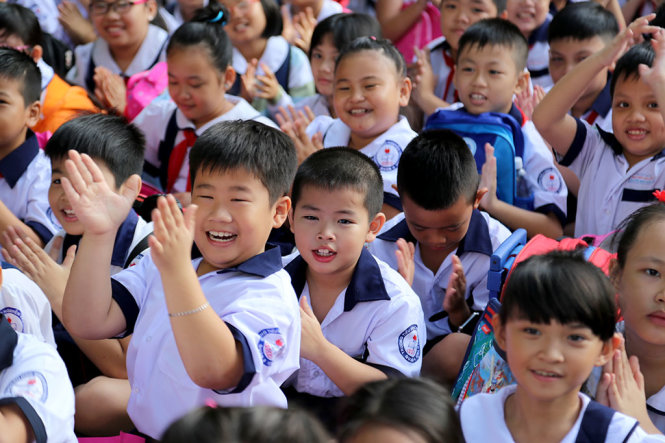 Niềm vui của học sinh trường tiểu học Nguyễn Văn Trỗi Q4, TP.HCM trong ngày tựu trường - Ảnh: NHƯ HÙNG