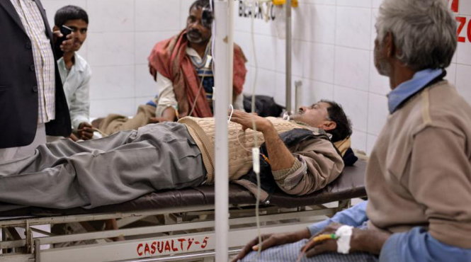 Các bệnh nhân một vụ ngộ độc rượu đang được điều trị tại bệnh viện ở Mumbai, Ấn Độ - Ảnh: ibtimes.com