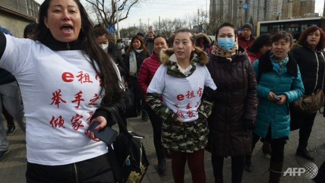 Các nhà đầu tư Trung Quốc giăng biểu ngữ biểu tình phản đối Ezubao hồi tháng 2 - Ảnh: AFP