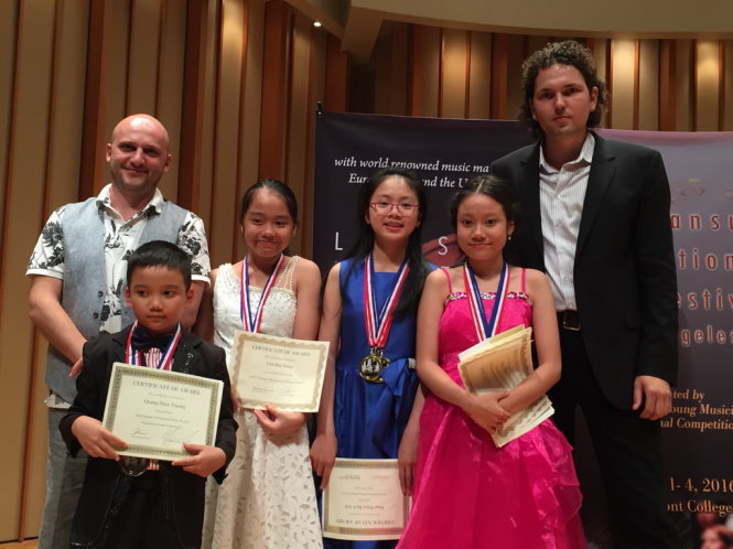 Đoàn thí sinh Việt Nam và GSTS. Trần Thu Hà tại lễ trao giải cuộc thi Liên hoan âm nhạc quốc tế Lansum 2016 - Ảnh: HVANQGVN