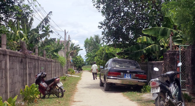 Ông Tuân dùng xe công về quê tại Cổ Hiền, Hiền Ninh, Quảng Ninh ghé nhà bà con đám giỗ ngày 25-6 - Ảnh cắt từ clip của