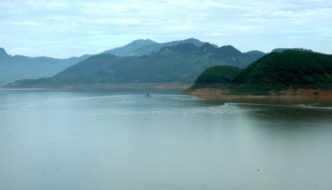 Mênh mồng hồ Hòa Bình trên dòng sông Đà