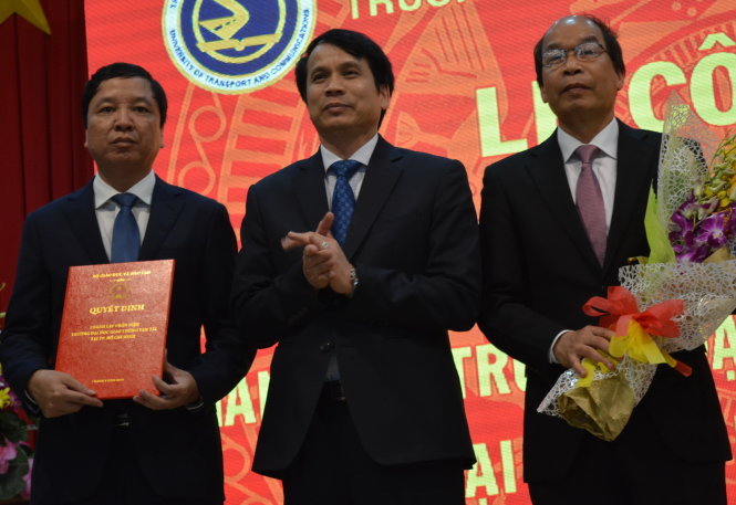 PGS.TS Phạm Mạnh Hùng, thứ trưởng Bộ GD-ĐT (giữa), trao quyết định thành lập Phân hiệu Trường ĐH Giao thông vận tải tại TP.HCM cho lãnh đạo nhà trường - Ảnh: THANH THẢO