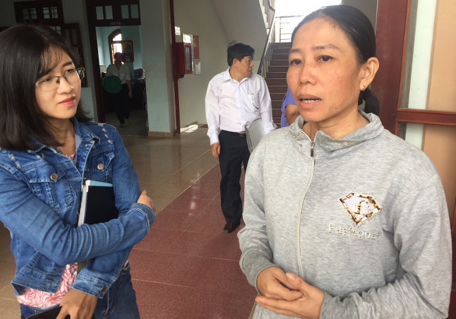 Bà Võ Thị Kim Hậu (bên phải) sau phiên tòa phúc thẩm ngày 19 - 8 - Ảnh: CHÍ QUỐC