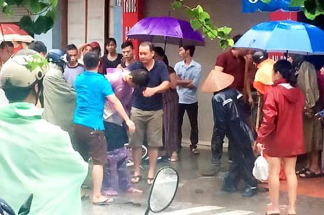 Nguyễn Tường Tri sau khi đâm nhiều nhát vào người bạn gái đã bị người dân bắt giữ - Ảnh: CTV