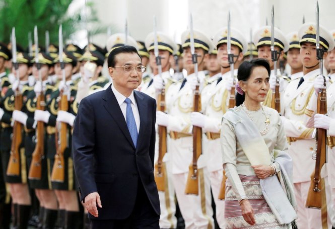 Bà Suu Kyi (phải) và thủ tướng Trung Quốc Lý Khắc Cường trong buổi duyệt hàng quân danh dự tại Bắc Kinh ngày 18-8 - Ảnh: Reuters