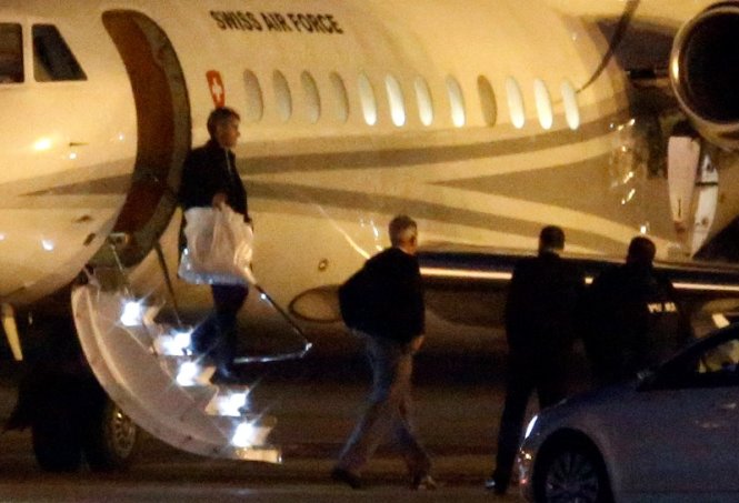 Mọi người rời khỏi chiếc máy bay chở ba tù nhân người Mỹ gốc Iran trong một vụ trao đổi sau khi máy bay hạ cánh tại Geneva hồi 17-1 - Ảnh: Reuters