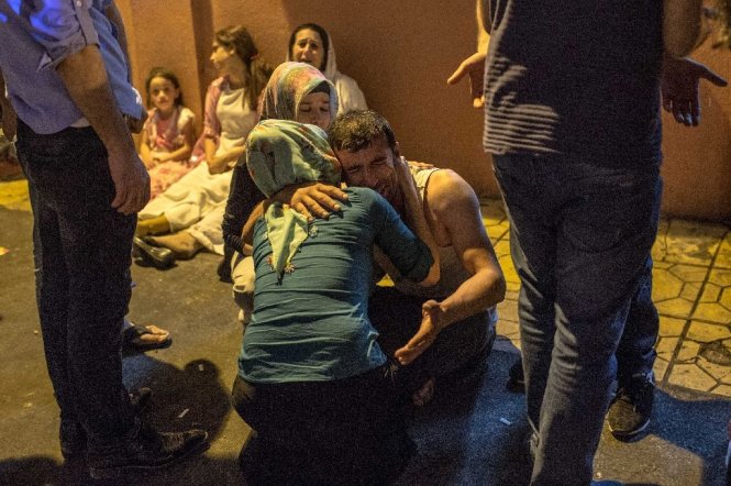 Những người sống sót sau vụ đánh bom cố gắng an ủi nhau - Ảnh: AFP