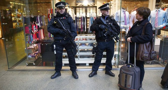 Cảnh sát Anh đã được tăng cường thêm nhân lực để bảo vệ thủ đô London - Ảnh: Reuters