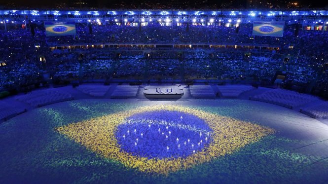 Quốc kì Brazil được tạo hình trong lễ bế mạc.