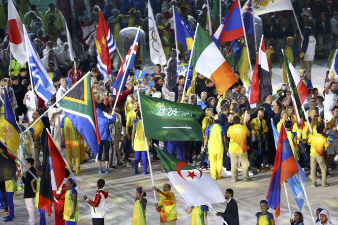 Các đoàn thể thao dự Olympic 2016 tham dự lễ bế mạc.