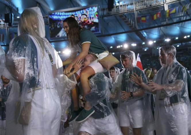 Các VĐV mặc áo mưa tham dự lễ bế mạc khép lại một kì tranh tài đầy sôi động ở Olympic Rio 2016.