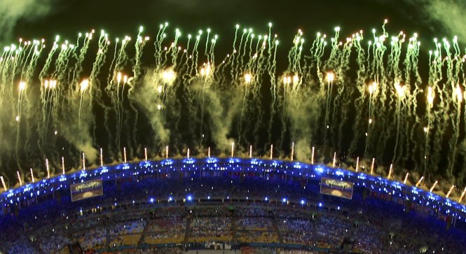 Màn pháo hoa rực rỡ tại lễ bế mạc Olympic 2016 trên sân Maracana.