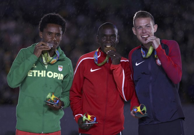 Ban tổ chức tiến hành trao HCV nội dung chạy marathon cho Eliud Kipchoge (Kenya, giữa), HCB cho VĐV Feyisa Lilesa (Ethiopia, trái) và HCĐ cho VĐV người Mỹ Galen Rupp. Đây là môn thi đấu cuối cùng của Olympic 2016.
