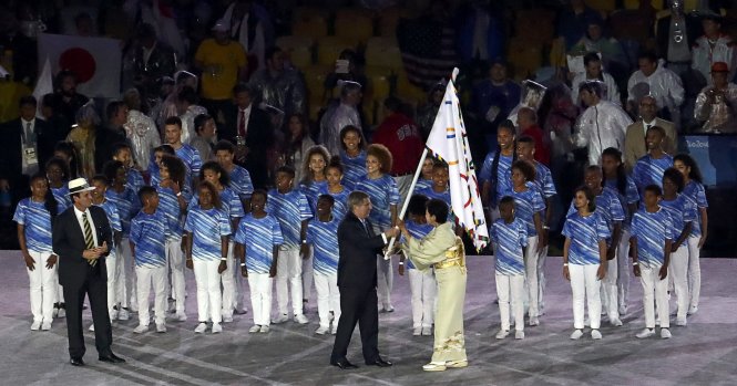 Chủ tịch Ủy ban Olympic quốc tế Thomas Bach trao lá cờ Olympic cho Thị trưởng thành phố Tokyo là bà Yuriko Koike. Bốn năm nữa, Tokyo sẽ là chủ nhà của Olympic 2020.