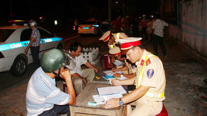 Lực lượng CSGT Đà Nẵng lập biên bản các trường hợp vi phạm nồng độ cồn - Ảnh: Đoàn Cường