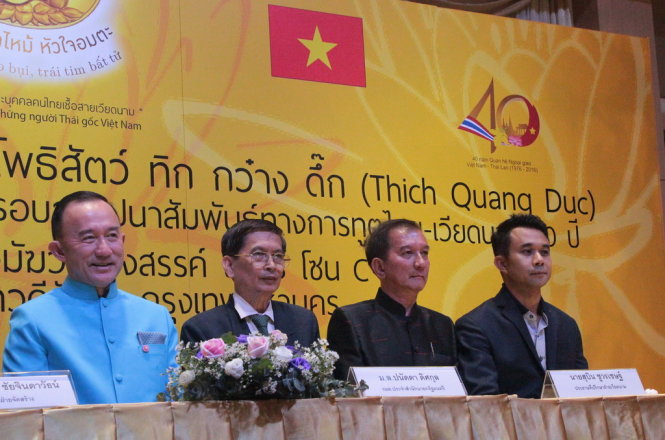 Bộ trưởng chánh văn phòng Thủ tướng Thái Lan Panadda Diskul (trái) và ông Sudhep Silpangam (thứ 2 từ phải sang) phát biểu tại buổi ra mắt dự án tại Bangkok ngày 24-8. Ảnh: Ngọc Đông