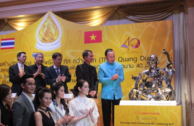 Bộ trưởng chánh văn phòng Thủ tướng Thái Lan Panadda Diskul và ông Sudhep Silpangam cùng các nghệ sĩ giới thiệu tượng Bồ tát Thích Quảng Đức bằng sắt - Ảnh: Ngọc Đông