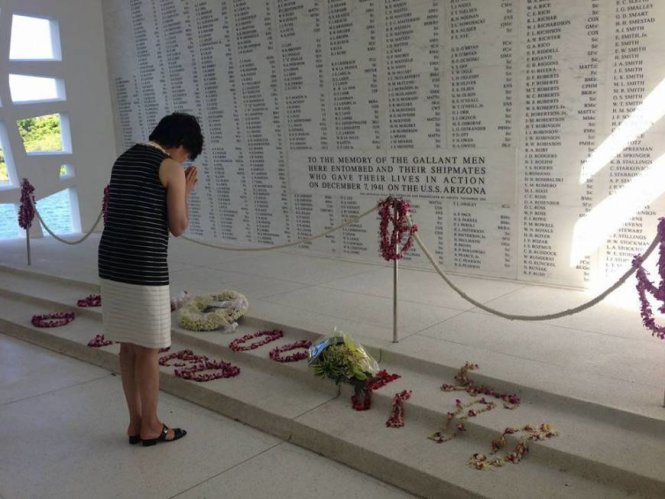 Bức ảnh này được đưa lên tài khoản Facebook của bà Akie Abe cho thấy bà đang ở Đài tưởng niệm USS Arizona tại Honolulu ngày 22-8