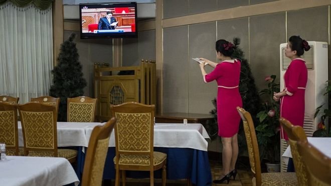Người dân Triều Tiên xem truyền hình - Ảnh: AFP