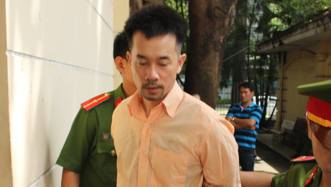 Bị cáo Phạm Trung Dũng bị giải đi sau phiên tòa - Ảnh: MINH BẰNG
